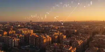 Vista panorámica de la ciudad española al atardecer, mostrando oportunidades y riesgos de inversión inmobiliaria.