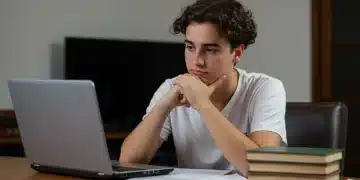 Estudiante español planificando la consolidación de su deuda educativa para 2026