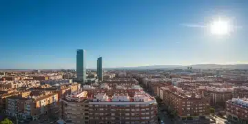 Panorama urbano moderno español simbolizando el crecimiento y la estabilidad del mercado inmobiliario.