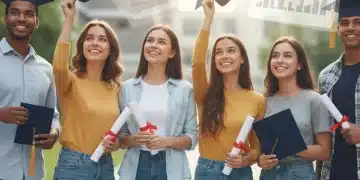 Estudiantes y graduados optimistas mirando documentos financieros y un calendario de 2026, simbolizando la condonación de préstamos estudiantiles.
