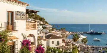 Paisaje costero español con villas y mar, simbolizando la inversión en alquiler vacacional en España para 2026.